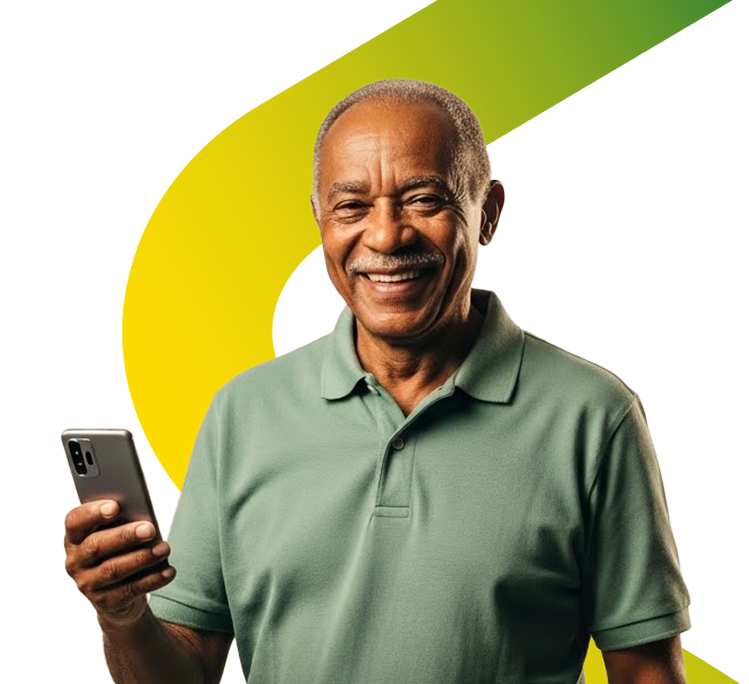 Homem segurando celular e sorrindo