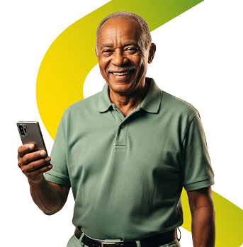 Homem segurando celular e sorrindo